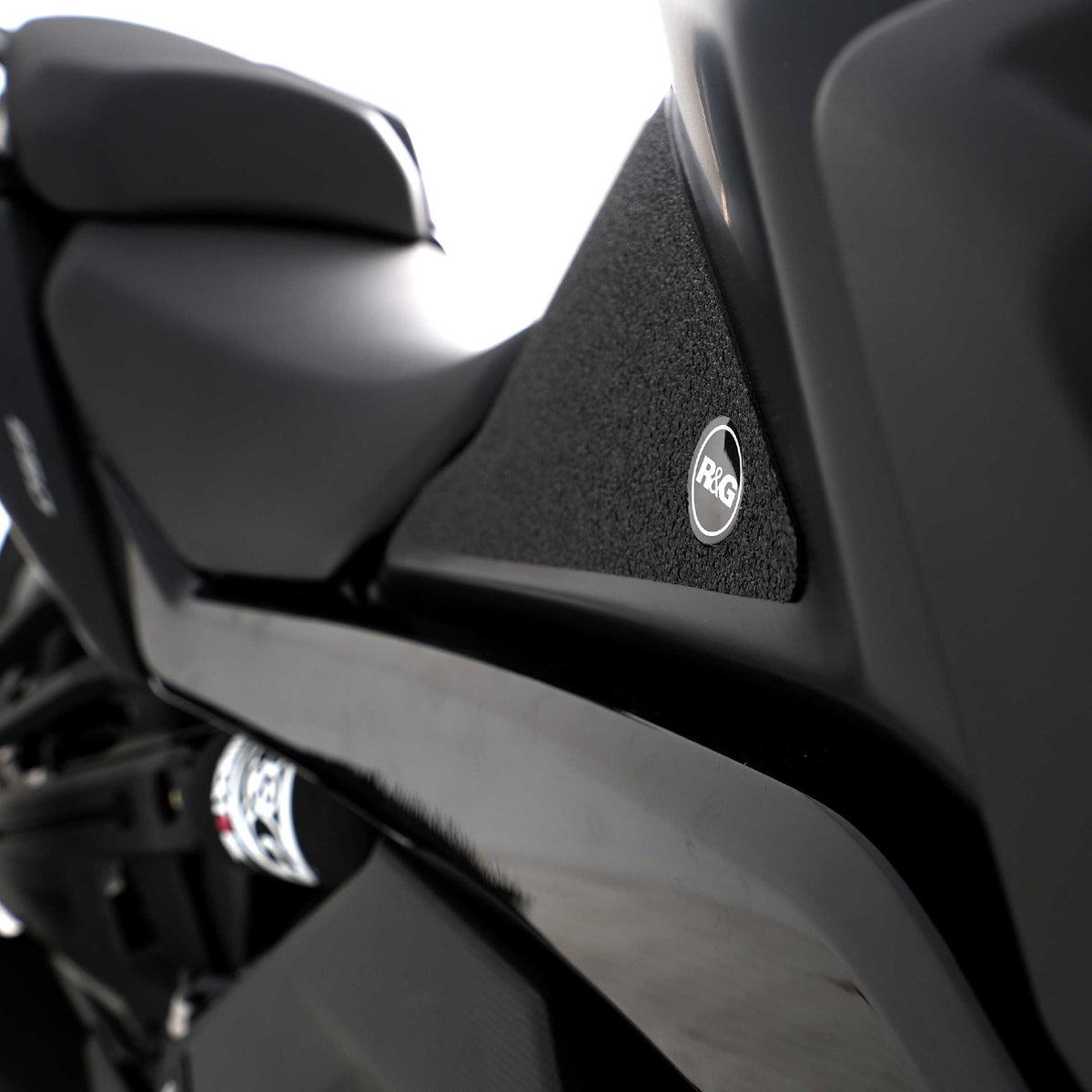 R&G Tank Traction Grips for CFMOTO 650GT (19-25) Main image