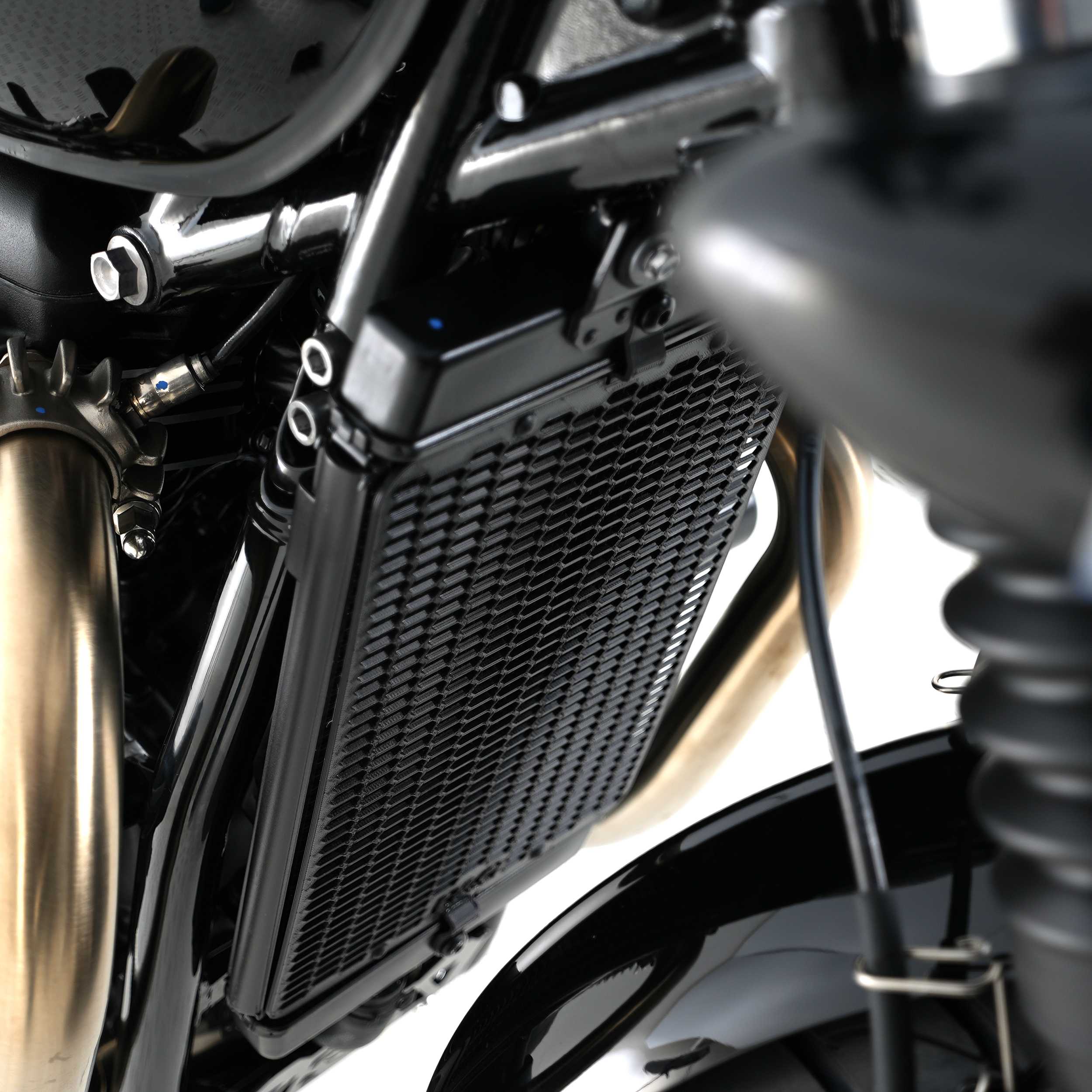 R&G Pro Radiator Guard for Triumph Bonneville Bobber (17-25)