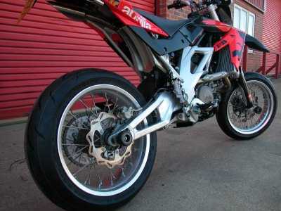 R&G Swingarm Protectors for Aprilia Shiver 750 (08-16)